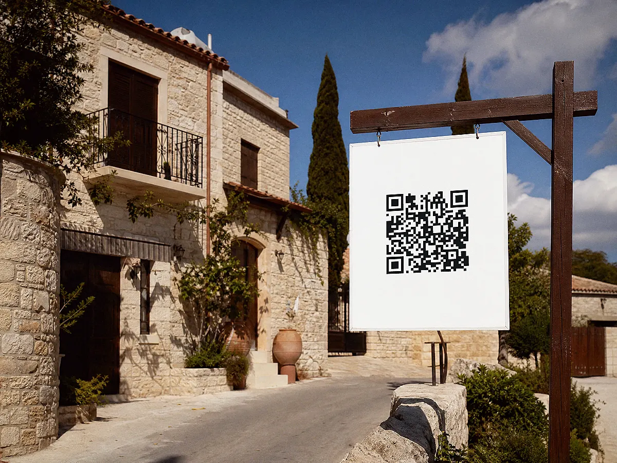 Taş evin önündeki tabelada QR